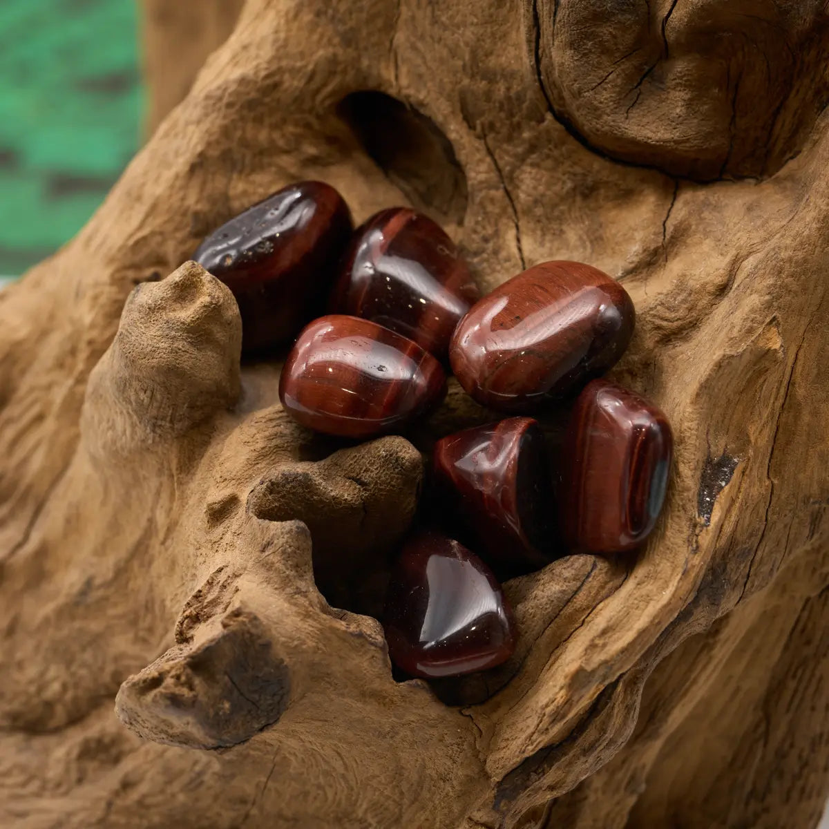 Rötlich schimmerndes Tigerauge – verleiht Mut, Energie und innere Stärke.