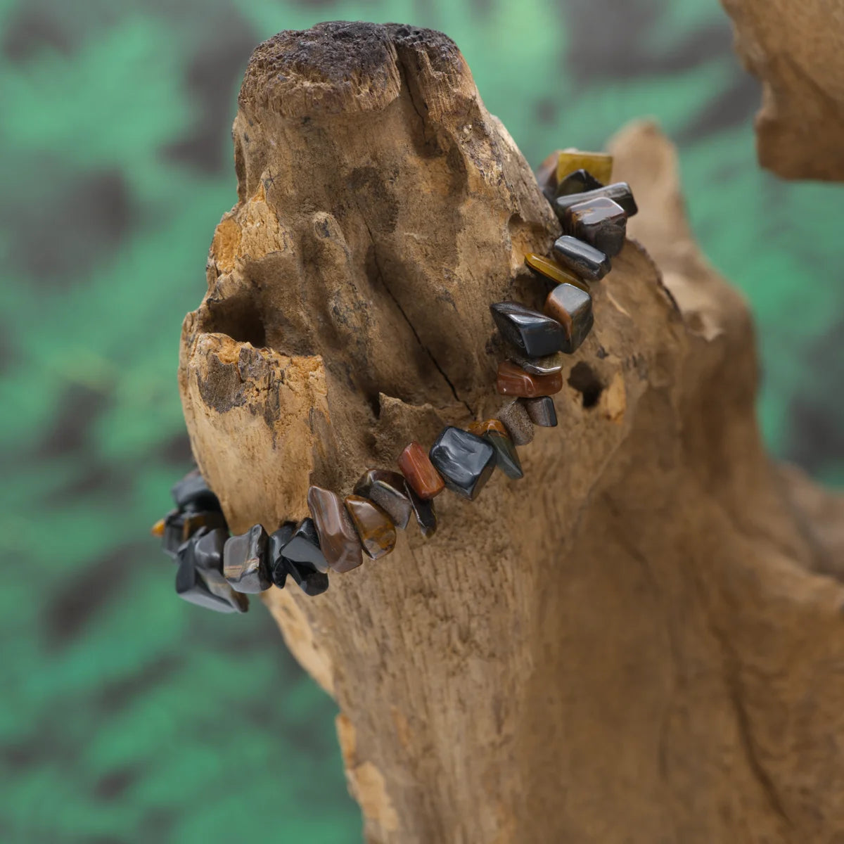 Splitterarmband aus Tigereisen – vereint Erdung, Energie und Ausdauer.