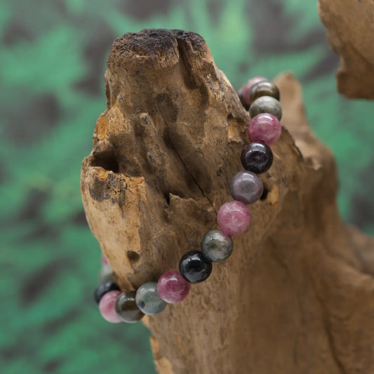 Edelstein-Armband aus 8 mm dunklem buntem Turmalin – fördert Stabilität und Transformation.