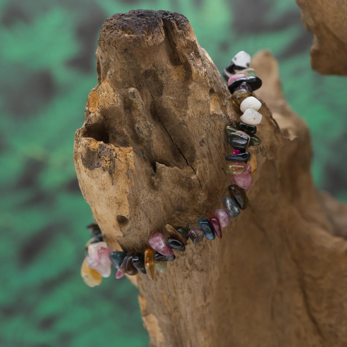 Splitterarmband aus buntem Turmalin – harmonisiert Energie und stärkt Kreativität.