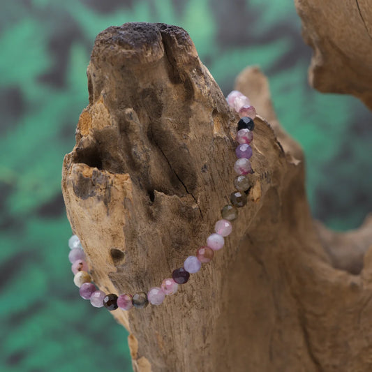 Edelstein-Armband aus 4 mm facettiertem Turmalin-Mix – stärkt Herzenergie und Vitalität.