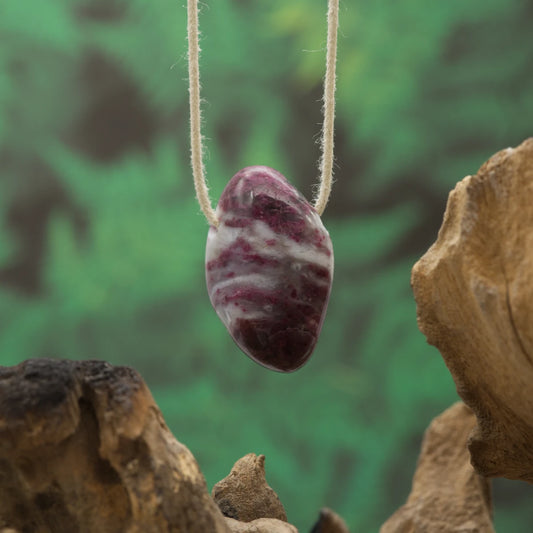 Rubellit im Granit – Herzenergie, Vitalität und emotionale Stärke.