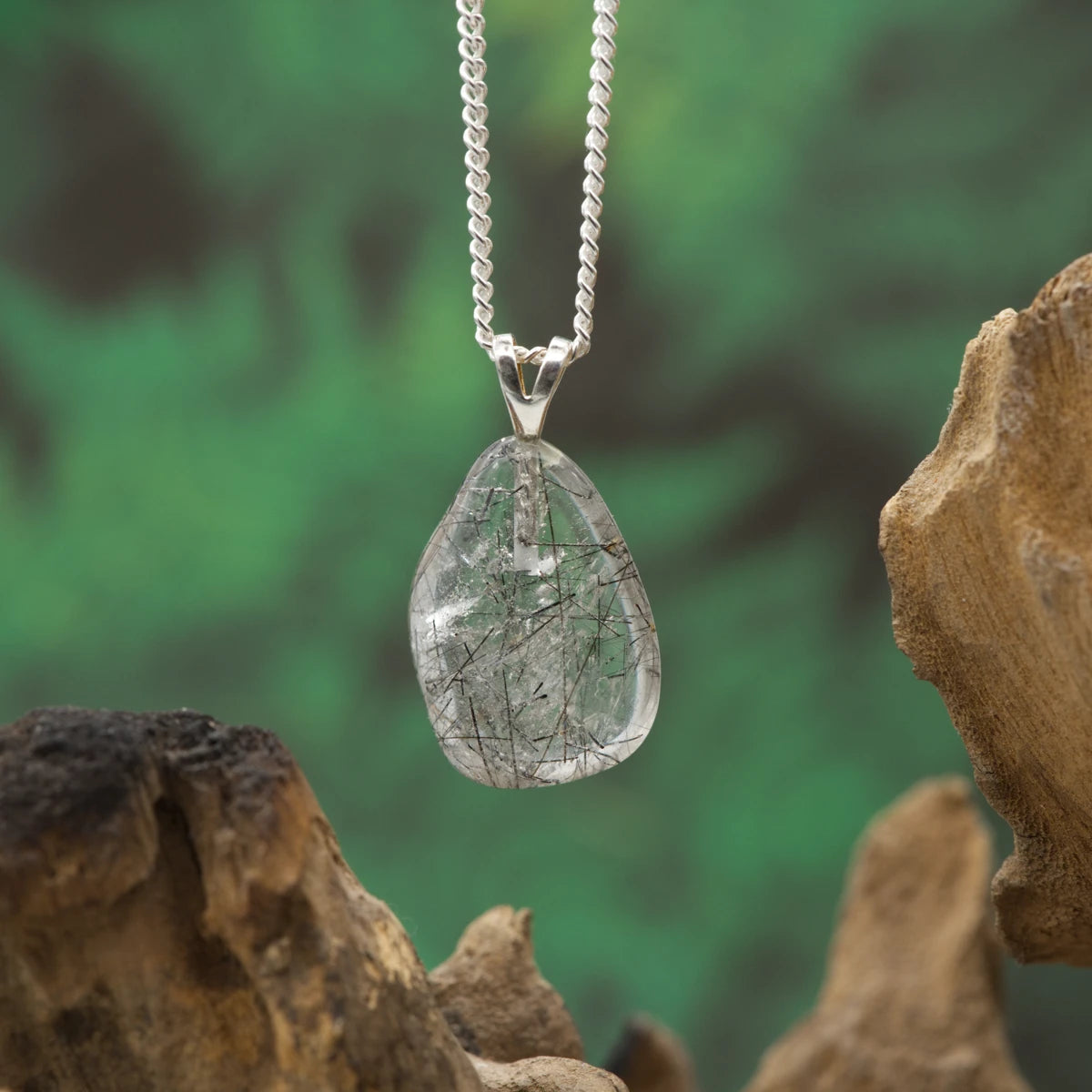 Klarquarz mit Turmalin-Nadeln – Schutz, Klarheit, Ausrichtung.