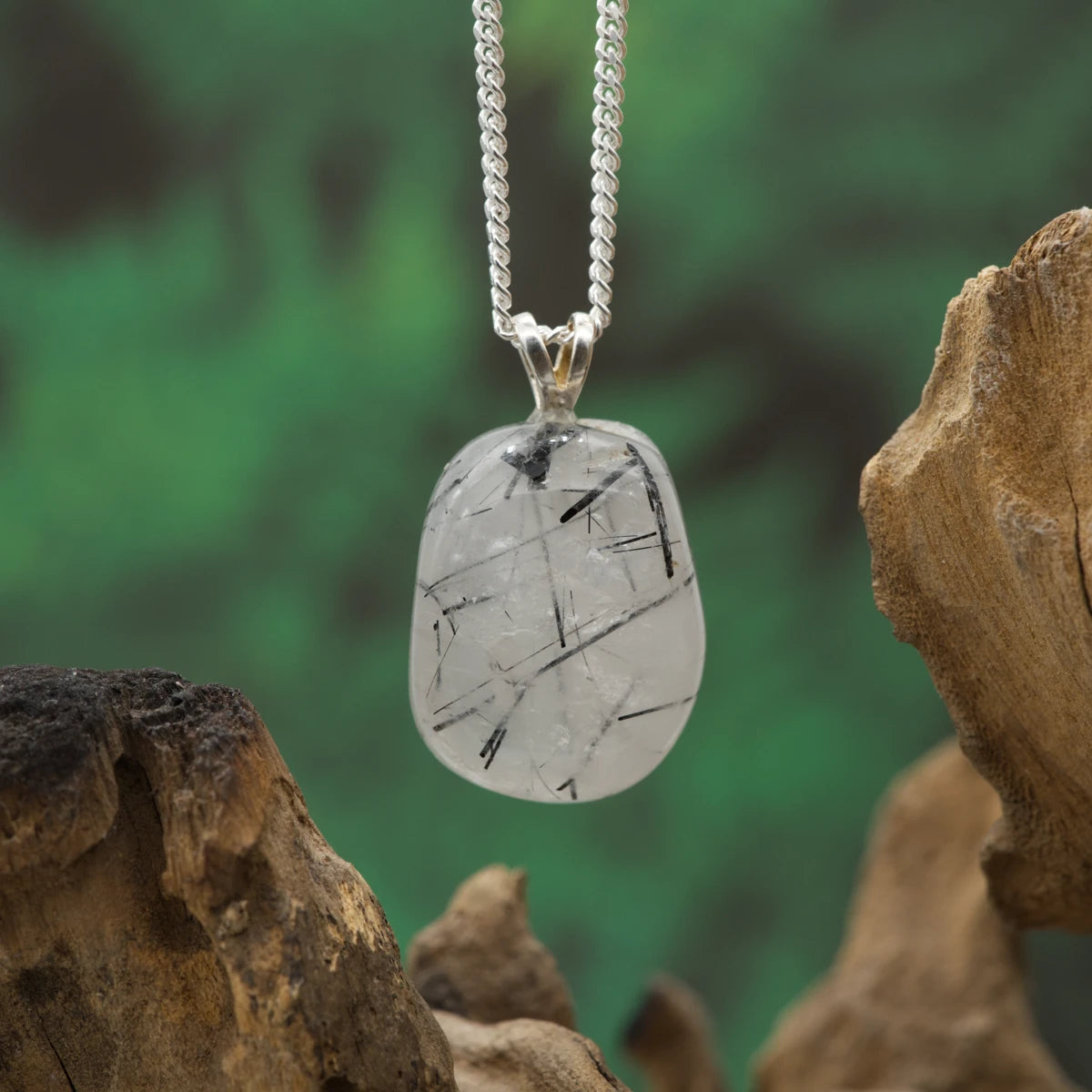 Kristallklarer Quarz mit schwarzen Einschlüssen – Fokus, Erdung, Balance.