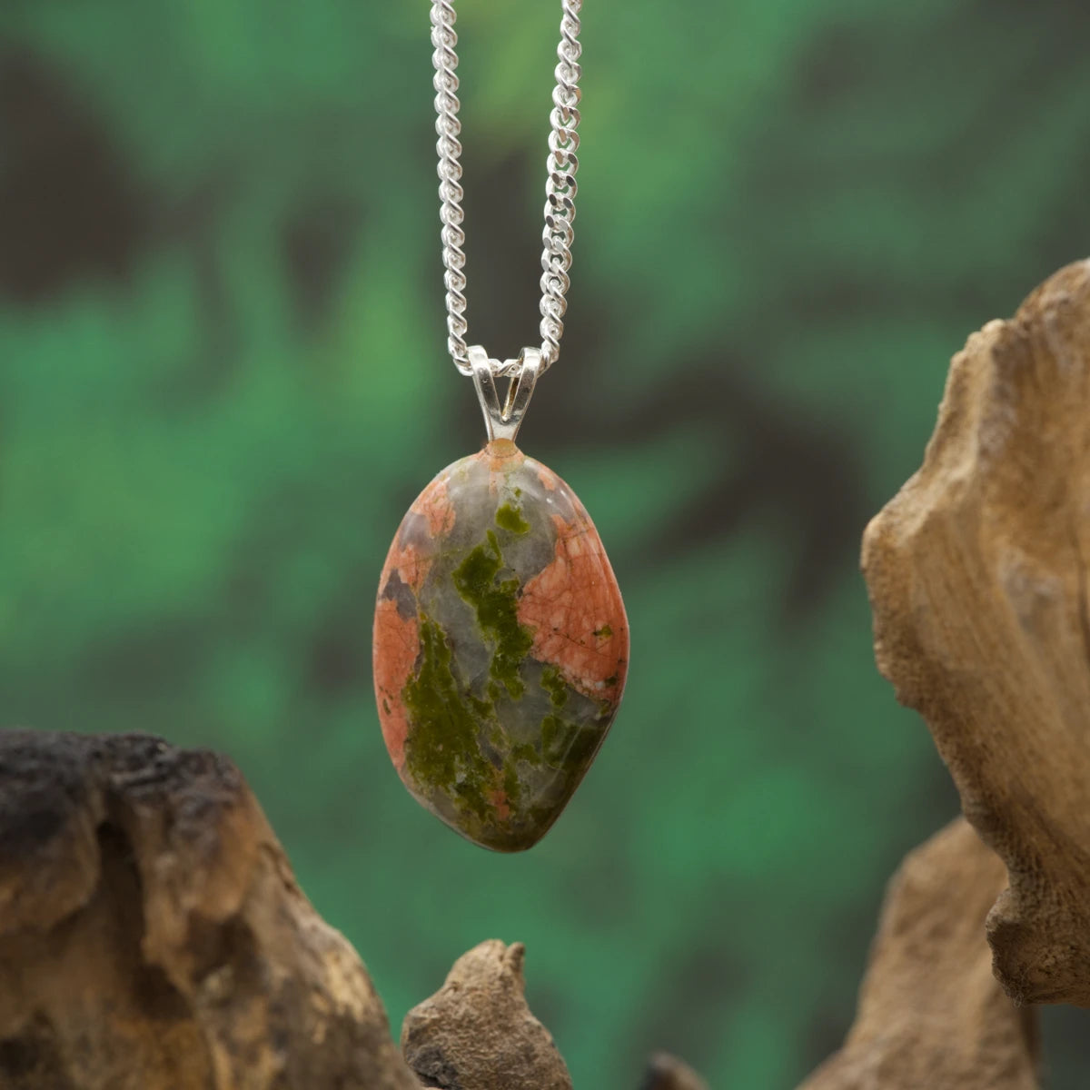 Grün-rosa Unakit – Herzheilung, Ausgleich, sanfte Erdung.