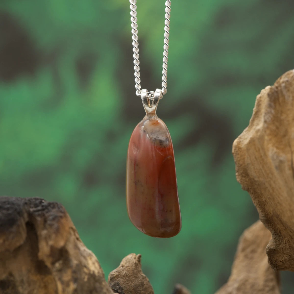 Fossiles Holz – Erdverbundenheit, Beständigkeit und warme Maserung.