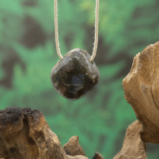 Gefleckter Vulkanit – Gelassenheit, Optimismus und Schutz.