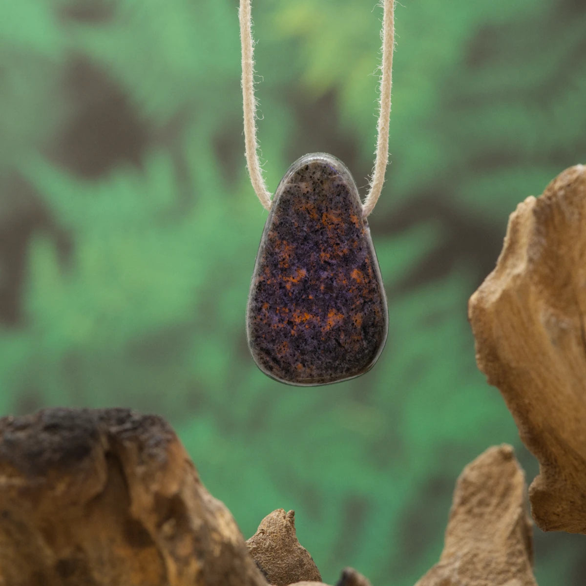 Fluoreszierender Yooperlite – Erkenntnis, Schutz und Nachtlicht-Magie.