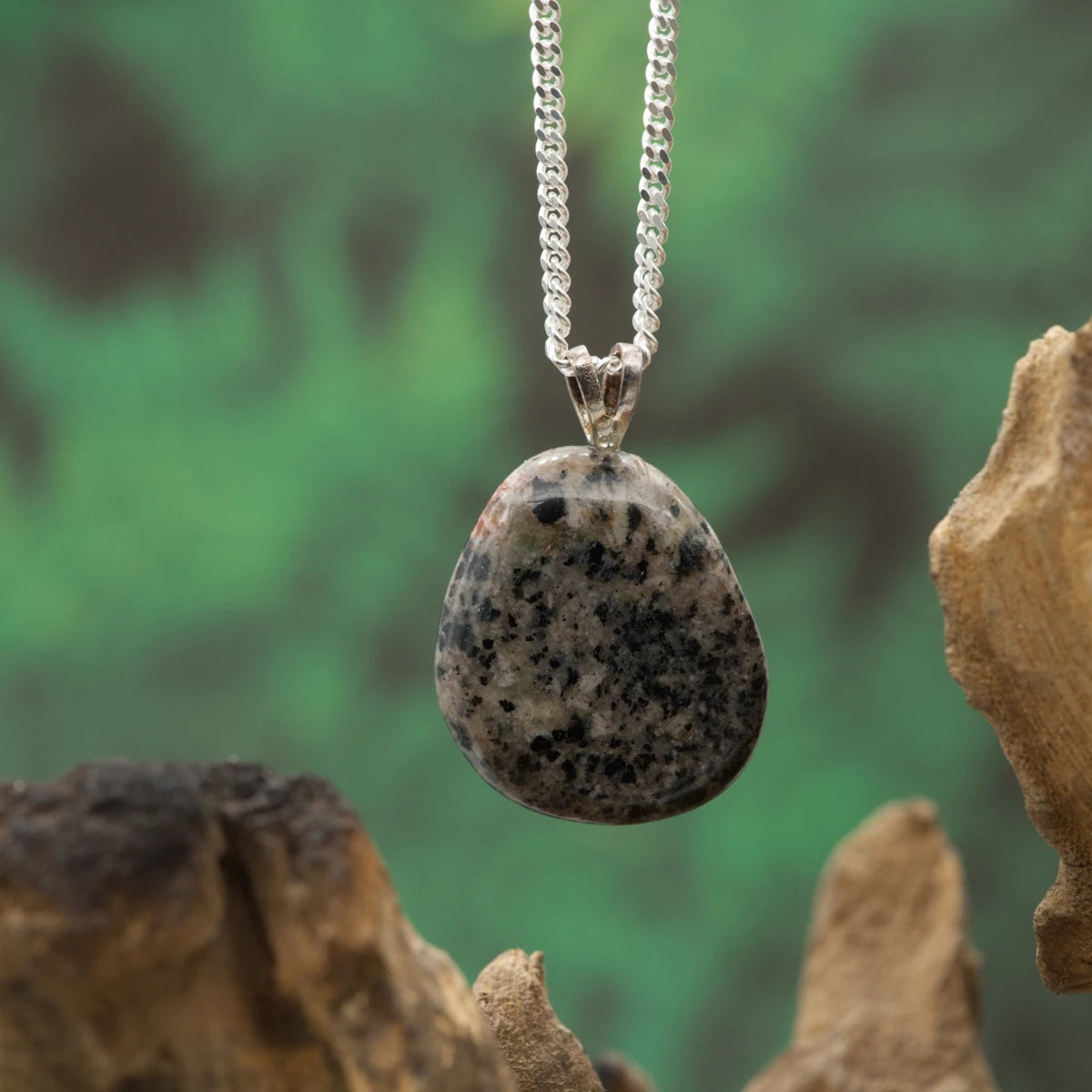 Grauer Yooperlite mit fluoreszierendem Glühen – stärkt Intuition, Ausdruck und innere Klarheit.