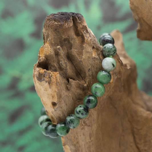 Edelstein-Armband aus 8 mm Rubin-Zoisit-Perlen – verbindet Herzenergie mit Lebenskraft.