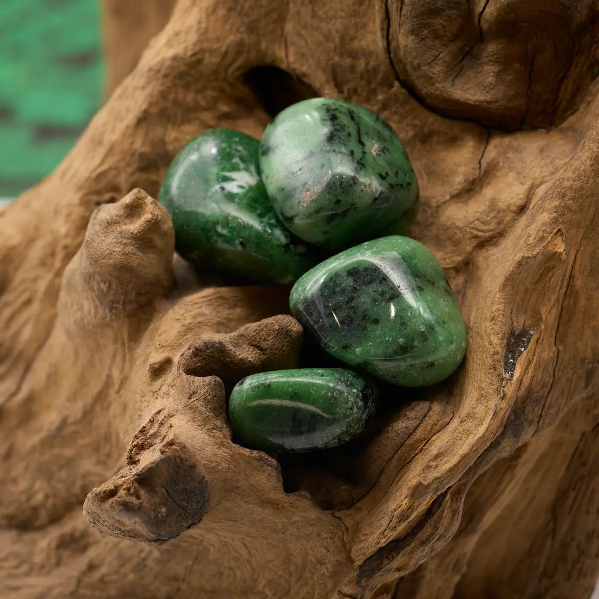 Grünlicher Zoisit – unterstützt Regeneration, Wachstum und Kreativität.