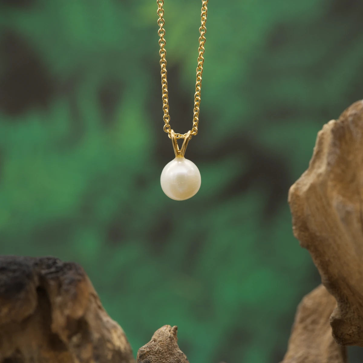 Weiße Zuchtperle – klassischer Glanz, Reinheit & feminine Eleganz.