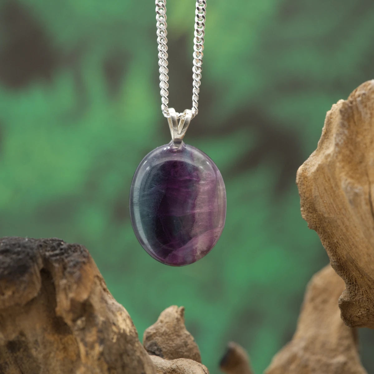 Bunter Regenbogenfluorit-Anhänger – harmonisiert Energie und stärkt geistige Flexibilität.