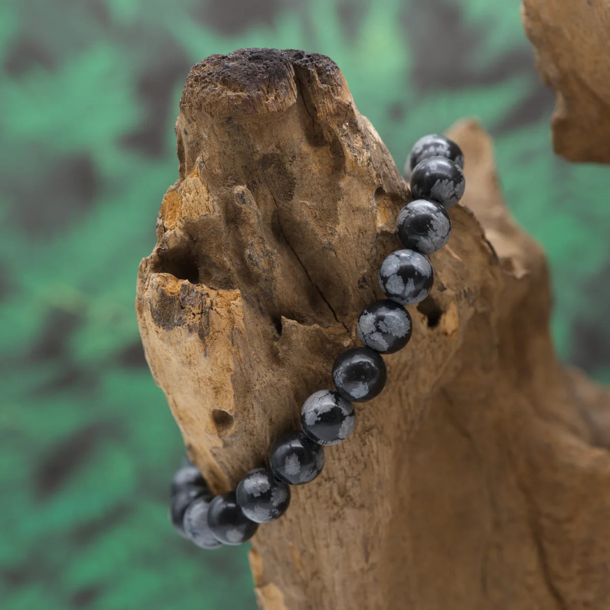 Edelstein-Armband aus 8 mm Schneeflockenobsidian – bringt Klarheit und Erdung.