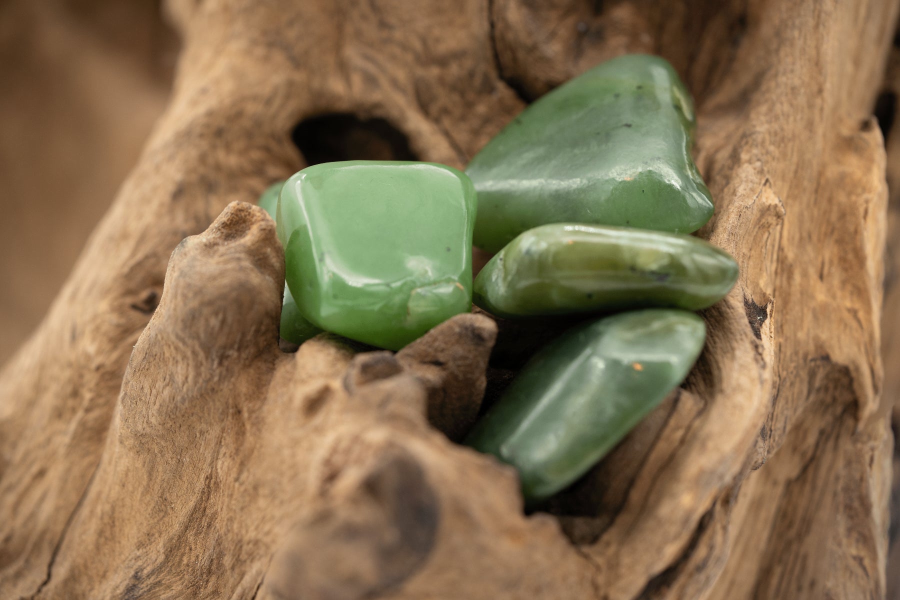 Jade Nephritjade der Kategorie Trommelsteine